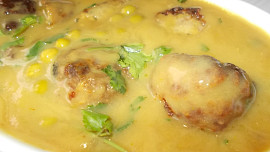 Krůtí kouličky v kari omáčce s  hráškem a čerstvým  koriandrem