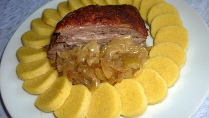 Pečené krůtí stehno s cibulí