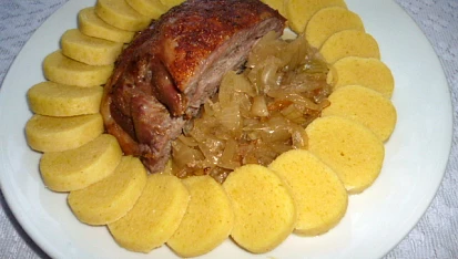 Pečené krůtí stehno s cibulí