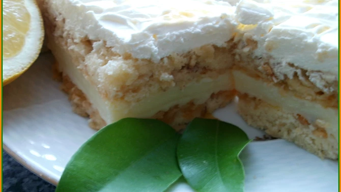 Piškotové řezy s jablky, pudinkem a citronovou šlehačkou