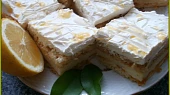 Piškotové řezy s jablky, pudinkem a citronovou šlehačkou