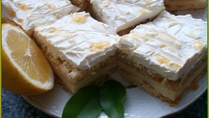 Piškotové řezy s jablky, pudinkem a citronovou šlehačkou