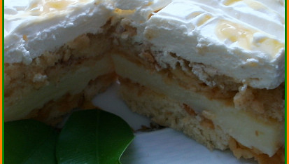 Piškotové řezy s jablky, pudinkem a citronovou šlehačkou