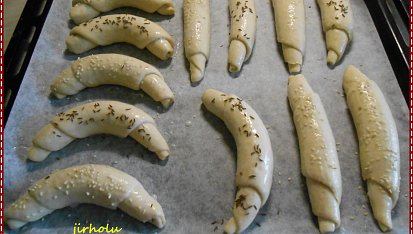 Pivní rohlíky II., Potřené a posypané