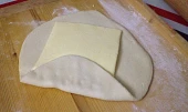 Pravé francouzske croissanty, Obalenie masla cestom