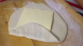 Pravé francouzske croissanty, Obalenie masla cestom