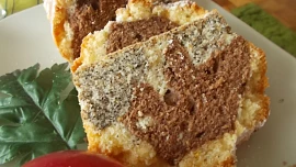 Řezy tří barev ( světlé s citronovou kůrou, makové a kakaové )
