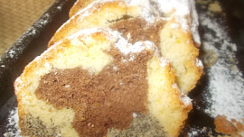 Řezy tří barev ( světlé s citronovou kůrou, makové a kakaové )