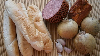Rohlíkové,cibulovo-uzeninové placičky, Část použitých surovin