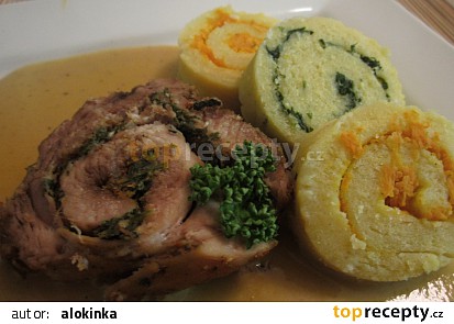 Rolovaná vepřová plec s bramborovou roládkou.