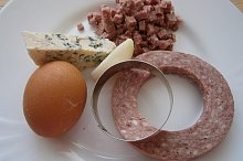Do salámu vykrojíme otvor,vykrojený salám nakrájíme nadrobno