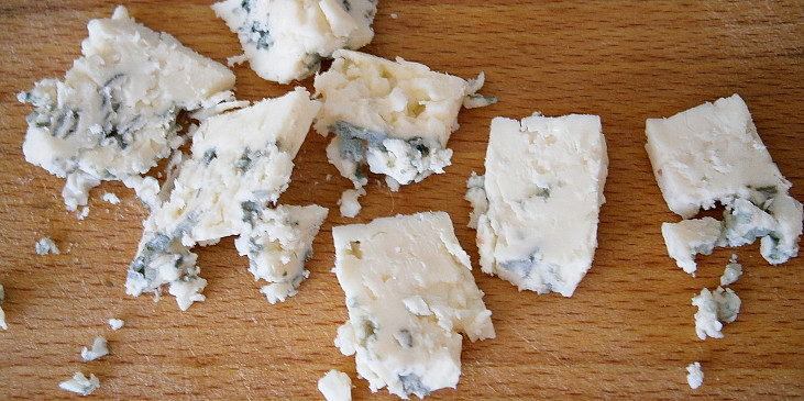 Kousek sýra nakrájíme na malé plátky,zbytek mezi prsty rozdrobíme