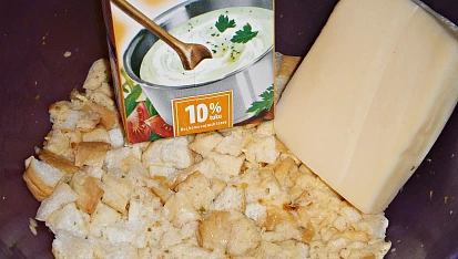 Sekaná posté - se smetanou, sýrem a zeleninou, Nakrájené rohlíky posypeme dochucovadlem a zalijeme smetanou,kterou necháme vsáknout