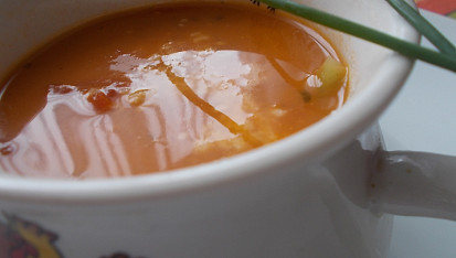 Selská polévka  z  paprik a rajčat,  rýží a sýru