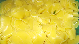 Široké nudle se špekem, kapustou, hlívou a uzenou mozzarellou