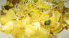 Široké nudle se špekem, kapustou, hlívou a uzenou mozzarellou