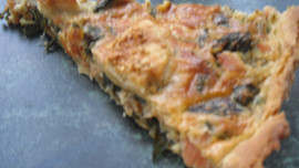 Slaný koláč s uzeným lososem a medvědím česnekem