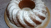 Šlehačková bábovka s kokosem a brusinkami