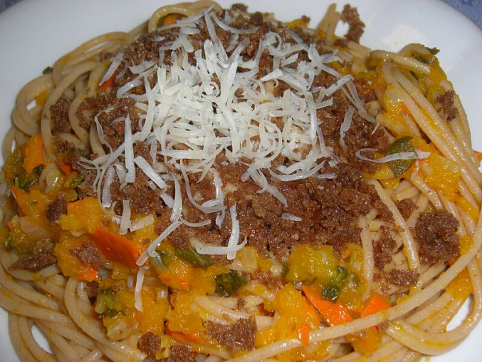 Špagety s dýní a opraženým chlebem