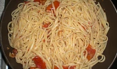 Spaghetti pomodoro s česnekem, čerstvou bazalkou a parmazánem