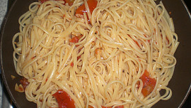 Spaghetti pomodoro s česnekem, čerstvou bazalkou a parmazánem