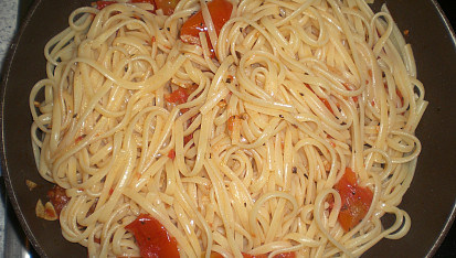 Spaghetti pomodoro s česnekem, čerstvou bazalkou a parmazánem