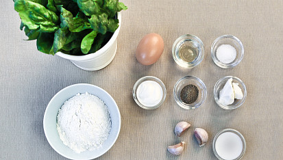 Špenátové palačinky s jogurtovým dipem, Ingredience, které budete potřebovat.