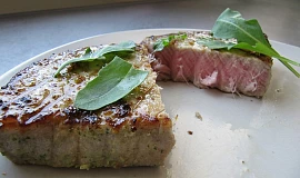 Steak z tuňáka na grilu
