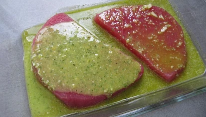 Steak z tuňáka na grilu