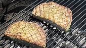 Steak z tuňáka na grilu