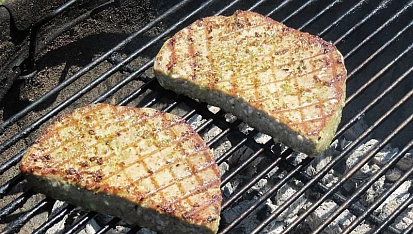 Steak z tuňáka na grilu