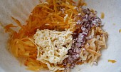 Sýrová pomazánka s ovocem (Ovoce a sýr nastrouháme na hrubém slzičkovém struhadle,cibuli nakrájíme nadrobno)