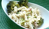 Těstovinový salát s brokolicí