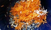 Uzená kuřecí česnečka se zeleninou, Na sádle orestujeme nadrobno nakrájenou cibuli,poté přidáme mrkev a celer