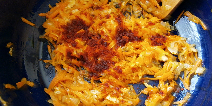 Uzená kuřecí česnečka se zeleninou (Až mrkev pustí barvu,přidáme papriku,sůl a…)