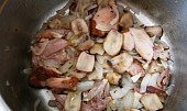 Uzené kuře v papiňáku, s přílohou za pár minut, Orestujeme cibuli s česnekem,přidáme a osmahneme vykostěné kousky masa