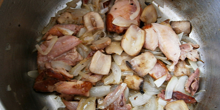 Orestujeme cibuli s česnekem,přidáme a osmahneme vykostěné kousky masa