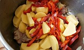 Uzené kuře v papiňáku, s přílohou za pár minut, Přidáme brambory,papriku a koření
