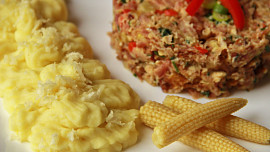 Uzené s vejci  s křenovou bramborovou kaší