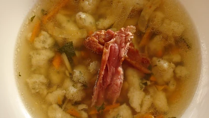 Uzený vývar s krupicovo-česnekovými noky
