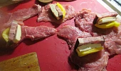 Vepřové závitky na barbecue, plátky naplníme