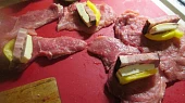 Vepřové závitky na barbecue, plátky naplníme