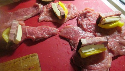 Vepřové závitky na barbecue, plátky naplníme