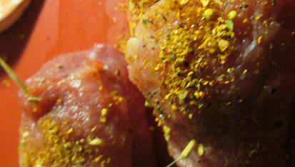 Vepřové závitky na barbecue, zavineme a posypeme barbecue...