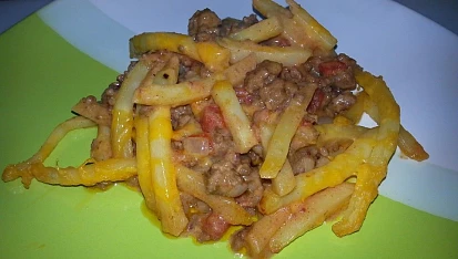 Zapečené hranolky s mletým hovězím masem
