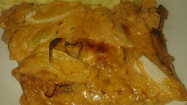 Zapečené vepřové plátky se slaninou, sýrem a smetanovou omáčkou