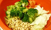 Zeleninový salát se sójou a arašidovým dressingem