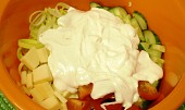 Zeleninový salát se sýrem a smetanovou zálivkou