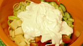 Zeleninový salát se sýrem a smetanovou zálivkou