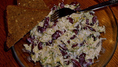 Zelný salát s červenými fazolemi